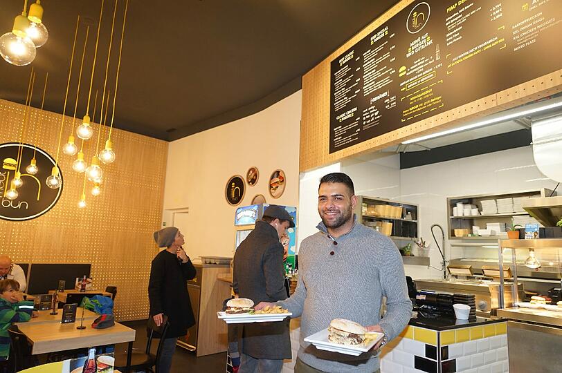 Siddiqi Mousa hat sein Burgerrestaurant an seinem alten Schulweg eröffnet.