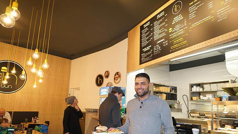 Siddiqi Mousa hat sein Burgerrestaurant an seinem alten Schulweg eröffnet. Siddiqi Mousa hat sein Burgerrestaurant an seinem alten Schulweg eröffnet.