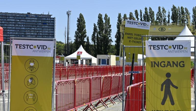 Schilder weisen auf eine Corona-Testanlage an der Veranstaltungsstätte "Spoor Oost" in Antwerpen hin. Schilder weisen auf eine Corona-Testanlage an der Veranstaltungsstätte "Spoor Oost" in Antwerpen hin.