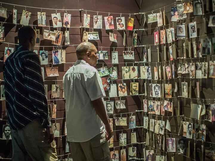 Fotos erinnern im Kigali Genocide Memorial Center an die Getöteten.