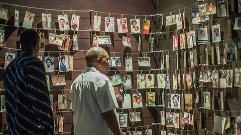 Fotos erinnern im Kigali Genocide Memorial Center an die Getöteten.