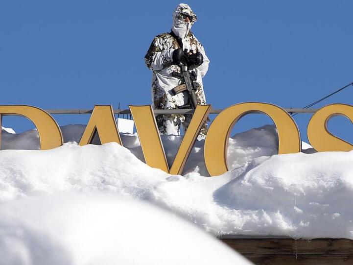 Ein Mitglied der Schweizer Spezialkräfte steht auf dem Dach des Kongress Hotels in Davos.