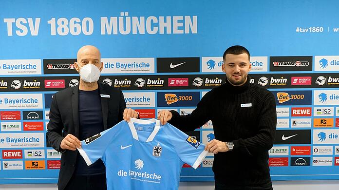 Neuzugang bei den Löwen: Keanu Staude (r.) mit Sport-Geschäftsführer Günther Gorenzel.