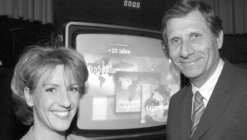 1997: Die Nachrichtensprecher Ulrich Wickert mit Gabi Bauer vor einer Tagesthemen-Aufzeichnung. 1997: Die Nachrichtensprecher Ulrich Wickert mit Gabi Bauer vor einer Tagesthemen-Aufzeichnung.