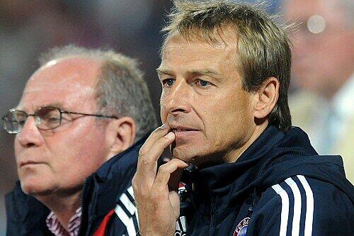 Jürgen Klinsmann, der neue Bayern-Trainer, auf der Suche nach seinem optimalen Gegenpart, wie er Löw einst war. Auf der Bank sitzt Hoeneß neben ihm.