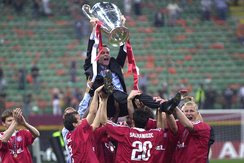 OTTMAR HITZFELD (01.07.1998 - 30.06.2004, 2.192 Tage)

Nach den turbulenten 90er-Jahren, in denen der FC Bayern seine Hochphase als "FC Hollywood" erlebte, vereinte und beruhigte Ottmar Hitzfeld, mit seiner menschlichen wie nahbaren Art, den Rekordmeister. Zwei Jahre nach der Last-Minute-Niederlage im Champions League-Finale gegen Manchester United (1:2) holte Hitzfeld 2001 das Super-Drama-Double: Meistertreffer in Hamburg in Minute 94, gefolgt vom Sieg im Elfmeterschießen gegen Valencia. Im März 2003 verlängerte Hitzfeld seinen Vertrag um ein Jahr bis 2005. Jedoch endete die Zusammenarbeit vorzeitig. "Nach sechs Jahren Bayern stand ich kurz vor dem Burnout", erklärte der gebürtige Lörracher.  Daher sagte Hitzfeld auch dem DFB ab und wurde nicht Nachfolger von Rudi Völler als Bundestrainer.