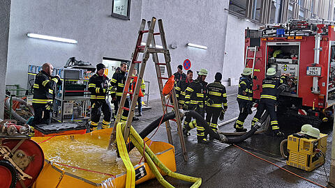 Über 8 Stunden war die Feuerwehr damit beschäftigt, die Wassermassen abzupumpen.