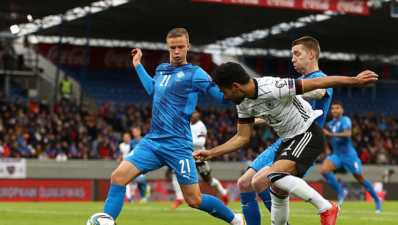 Brynjar Ingi Bjarnason (l) spielte schon gegen Deutschland - und wechselt nach Fürth.