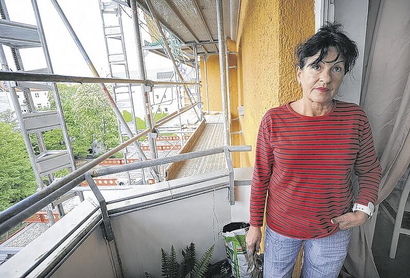 Maria Fischer und ihre Nachbarn trauen sich kaum mehr auf ihre Balkone &ndash; das Metallgeländer stand unter Strom. Offenbar wurde bei Bauarbeiten geschlampt. Foto: Feindt