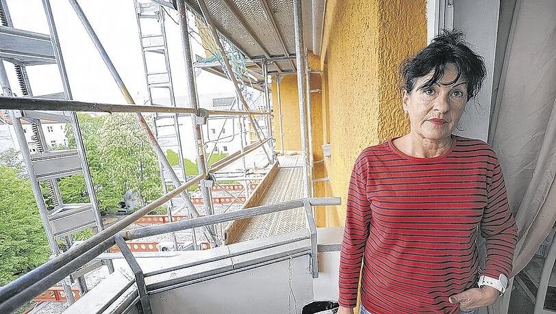 Maria Fischer und ihre Nachbarn trauen sich kaum mehr auf ihre Balkone – das Metallgeländer stand unter Strom. Offenbar wurde bei Bauarbeiten geschlampt. Foto: Feindt Maria Fischer und ihre Nachbarn trauen sich kaum mehr auf ihre Balkone – das Metallgeländer stand unter Strom. Offenbar wurde bei Bauarbeiten geschlampt. Foto: Feindt