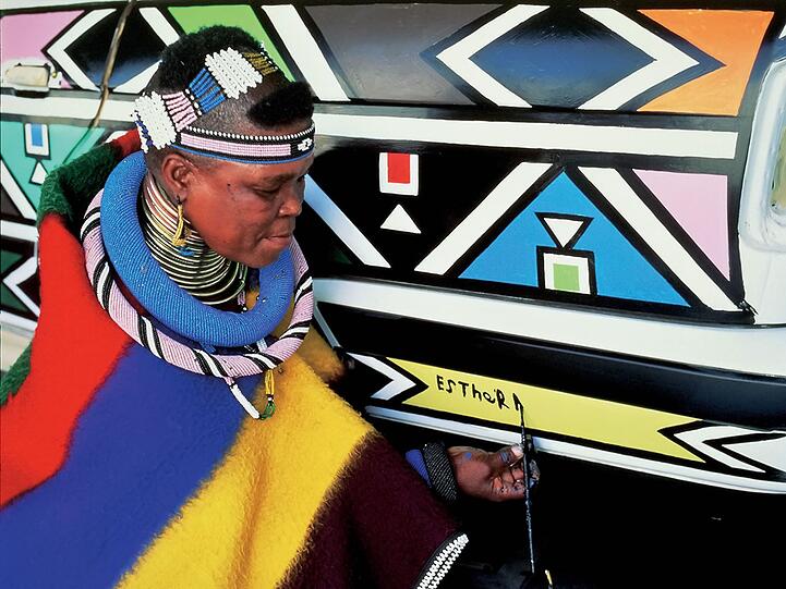 In diese Muster möchte man sich sofort einhüllen. Esther Mahlangu hat die traditionellen Farben und geometrischen Ornamente der Ndebele auf den BMW 525i übertragen und 1991 einen Hit gelandet. Normalerweise werde damit Hausfassaden dekoriert. Nur eine Woche lang hat die mittlerweile 90-jährige Südafrikanerin wie verrückt gemalt. Sie war die erste Frau, die für ein Art Car ausgewählt wurde. In diese Muster möchte man sich sofort einhüllen. Esther Mahlangu hat die traditionellen Farben und geometrischen Ornamente der Ndebele auf den BMW 525i übertragen und 1991 einen Hit gelandet. Normalerweise werde damit Hausfassaden dekoriert. Nur eine Woche lang hat die mittlerweile 90-jährige Südafrikanerin wie verrückt gemalt. Sie war die erste Frau, die für ein Art Car ausgewählt wurde.