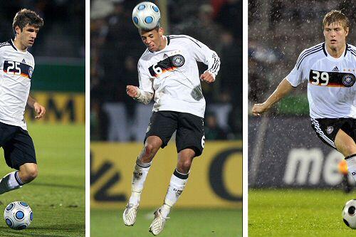 Thomas Müller (l-r), Dennis Aogo und Toni Kroos