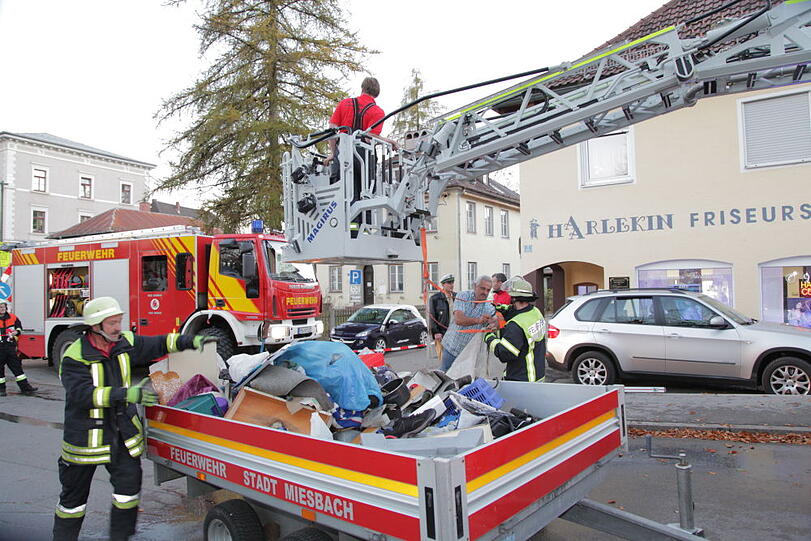Ein Wohnmobil ist am Montag in die Schlierach gestürzt. Die Insassen haben alle überlebt. Die Bilder!
