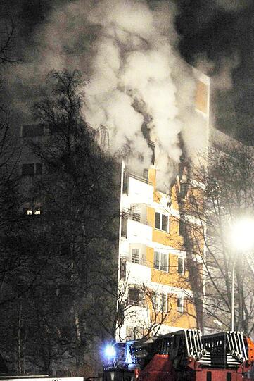 Das betroffene Gebäude erlangte bereits 2009 traurige Berühmtheit im Zusammenhang mit einem Feuer. Am 3. März war nach einer Explosion im fünften OG eine Wohnung vollständig ausgebrannt. Darin wurden zwei aneinander gekettete Tote gefunden.