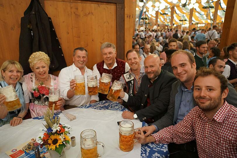 Der erste Wiesn-Sonntag in der Bräurosl gehört ganz den Schwulen und Lesben. Mitten drin bei der bunten Party: OB Dieter Reiter. Wie wild gestern Abend gefeiert wurde, sehen Sie in unserer Bildergalerie.