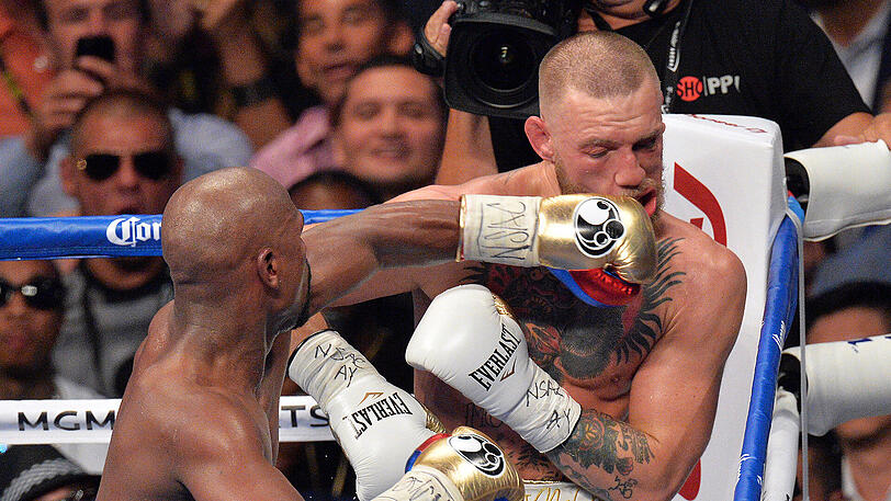 Vor allem am Ende zeigte sich, wer von beiden wirklich der Profi-Boxer ist: Floyd Mayweather (l.) hat den Kampf gegen Conor McGregor gewonnen.
