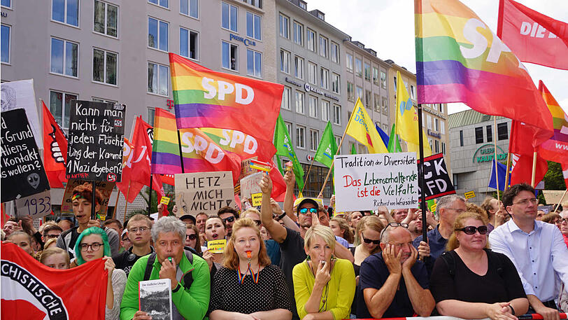 Viele Parteien hatten Anhänger zur Gegendemonstration geschickt. Auch der SPD-Landtagsabgeordnete Florian von Brunn (re.) war gekommen - und auch Stadträtin Katrin Habenschaden (Grüne, 4.v.re).