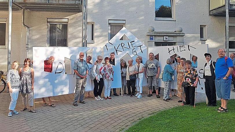 Anwohner haben sich zum Protest versammelt.