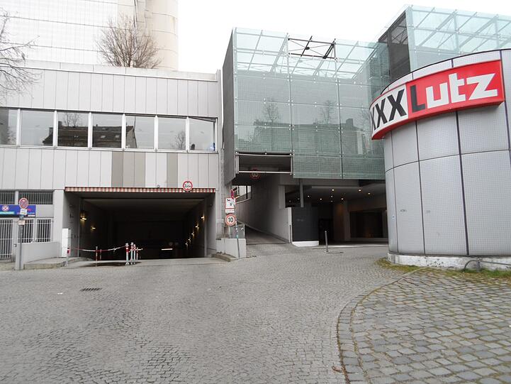 Links die Garage von Saturn in der Schießstättstraße.