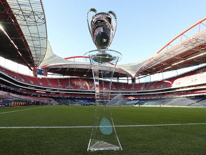 Die Trophäe für den Sieger des Champions League Endspiels zwischen Paris Saint-Germain und Bayern München steht im Stadion. Foto: Miguel A. Lopes/Pool EPA/AP/dpa
