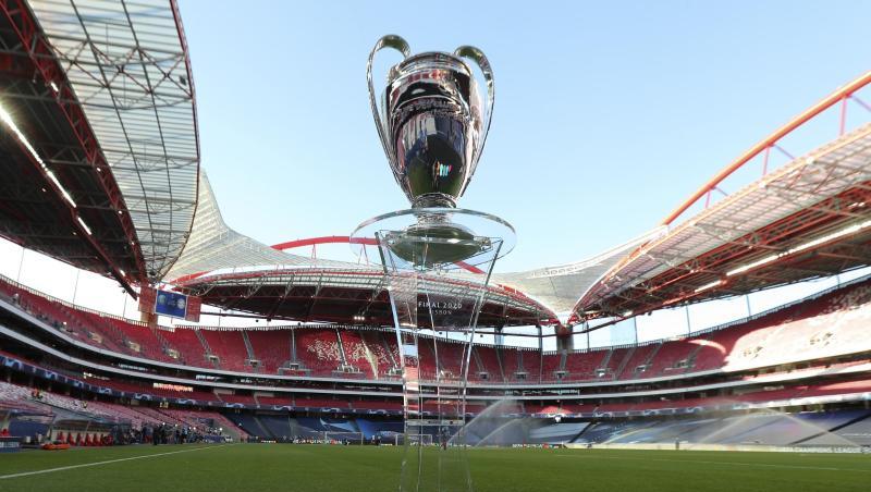 Die Trophäe für den Sieger des Champions League Endspiels zwischen Paris Saint-Germain und Bayern München steht im Stadion. Foto: Miguel A. Lopes/Pool EPA/AP/dpa Die Trophäe für den Sieger des Champions League Endspiels zwischen Paris Saint-Germain und Bayern München steht im Stadion. Foto: Miguel A. Lopes/Pool EPA/AP/dpa