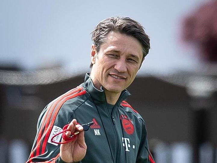 Trainer Niko Kovac, Trainer vom FC Bayern München, steht auf dem Platz und winkt. Foto: Sina Schuldt