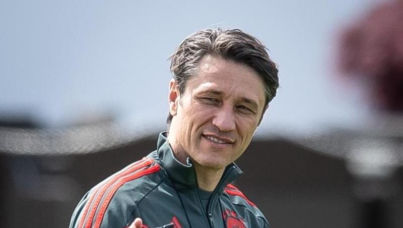 Trainer Niko Kovac, Trainer vom FC Bayern München, steht auf dem Platz und winkt. Foto: Sina Schuldt Trainer Niko Kovac, Trainer vom FC Bayern München, steht auf dem Platz und winkt. Foto: Sina Schuldt