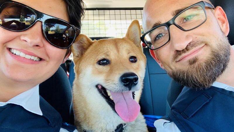 Auf den Hund gekommen: Zwei Polizisten mit Findelhund Shiba.