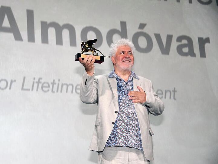 Pedro Almodóvar mit seinem neuen Haustier.