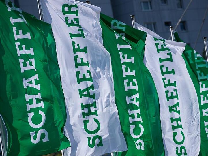 Fahnen mit dem Logo-Schriftzug der Schaeffler AG wehen im Wind. Foto: Daniel Karmann/Archivbild