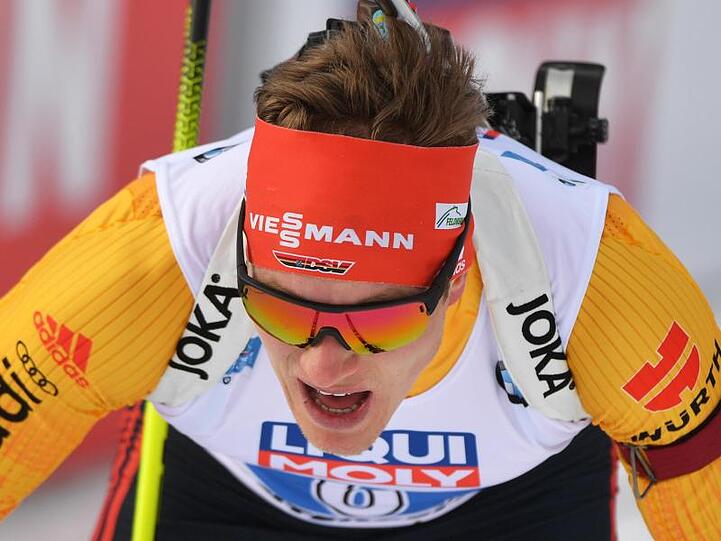 Benedikt Doll bringt Rang vier für die deutsche Mixed-Staffel ins Ziel.