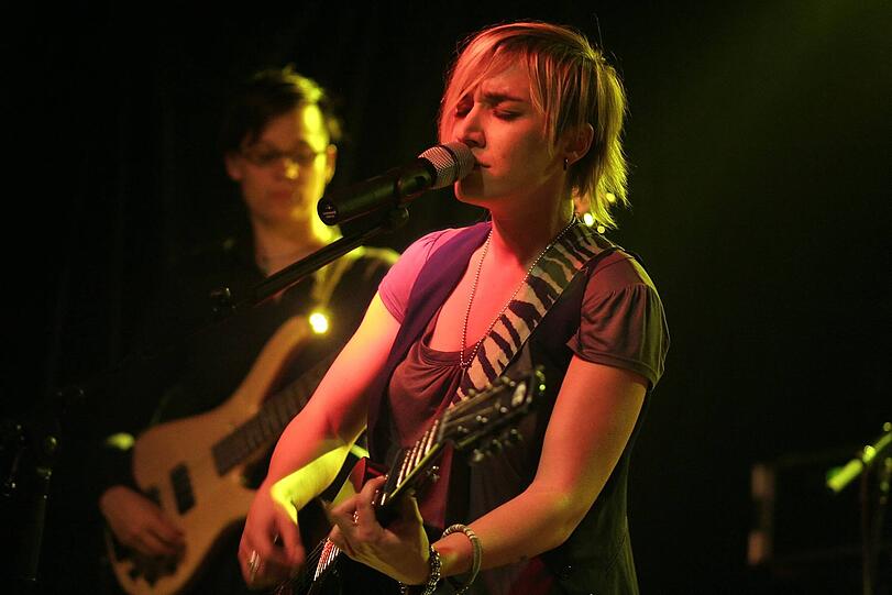 2020 trat Elli Erl im Berliner Knaack Club auf. Trotz ihres Jobs als Lehrerin scheint sie der Musik treu geblieben zu sein.