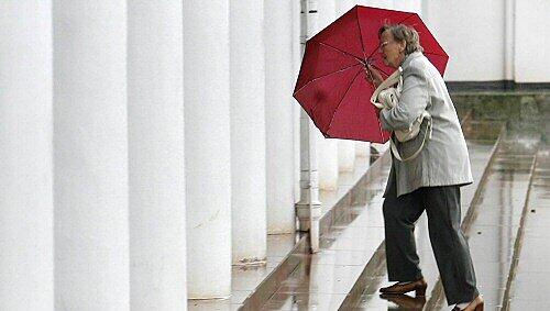 Vielerorts sollten Spaziergänger einen Regenschirm mitnehmen Vielerorts sollten Spaziergänger einen Regenschirm mitnehmen
