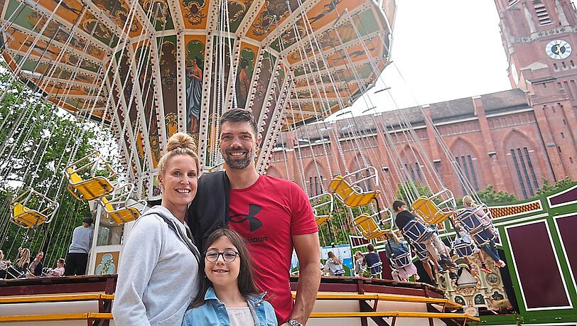 Familie Bendres am Kettenkarussell – Sohn Leo fährt gerade mit. Sie finden am Sonntag besonders angenehm, dass es nicht zu voll ist auf der Dult.