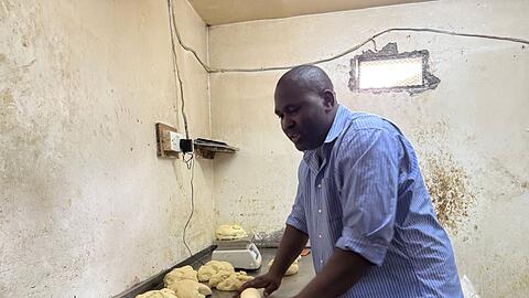 Der B&auml;cker Greyson Nyenze in seiner Backstube im kenianischen Slum Kibera. (Archivbild)