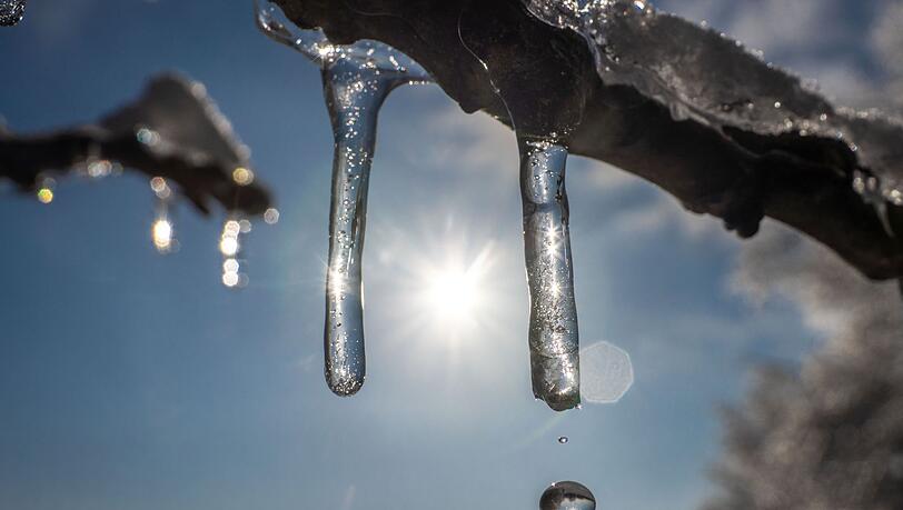 Sonne und Plusgrade - wo noch Schnee liegt, taut es weiter. (Archivbild)