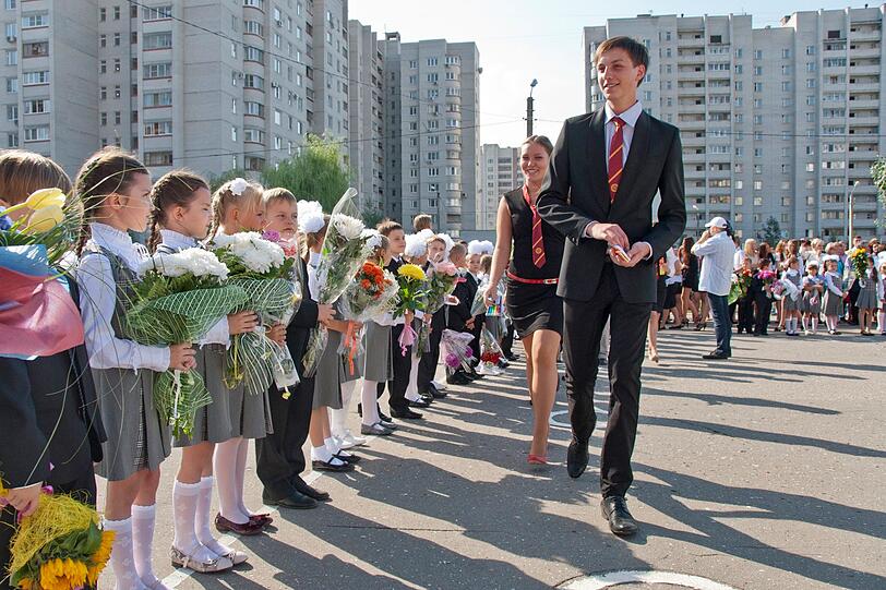 In Russland startet das Schuljahr immer am 1. September, dem "Tag des Wissens". Die neuen Erstklässler erscheinen feierlich gekleidet und mit einem Blumenstrauß, den sie ihren künftigen Lehrkräften überreichen. Tradition ist auch die "Erste Glocke": Ein Schulanfänger läutet dabei, meist auf den Schultern eines älteren Schülers sitzend, das neue Schuljahr ein. In Russland startet das Schuljahr immer am 1. September, dem "Tag des Wissens". Die neuen Erstklässler erscheinen feierlich gekleidet und mit einem Blumenstrauß, den sie ihren künftigen Lehrkräften überreichen. Tradition ist auch die "Erste Glocke": Ein Schulanfänger läutet dabei, meist auf den Schultern eines älteren Schülers sitzend, das neue Schuljahr ein.
