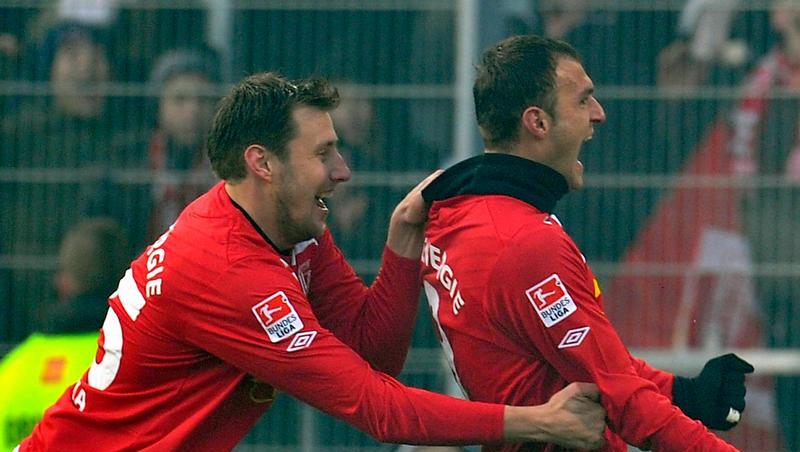 Energie-Torschütze Emil Jula (r) Energie-Torschütze Emil Jula (r)