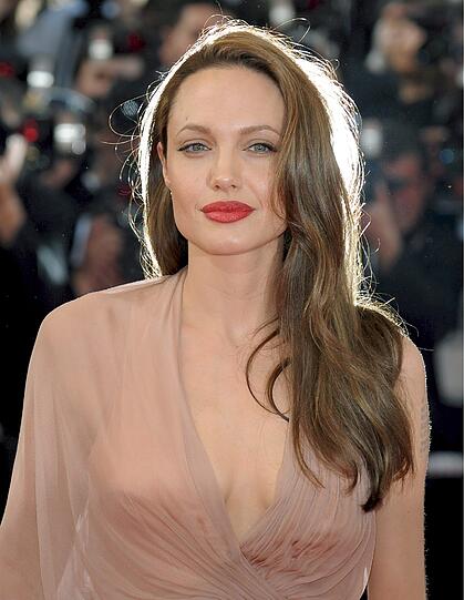 Sie ist die Übermutter der Promi-Mamas: Angelina Jolie. Die Schauspielerin hat insgesamt sechs Kinder: Drei leibliche und drei adoptierte.