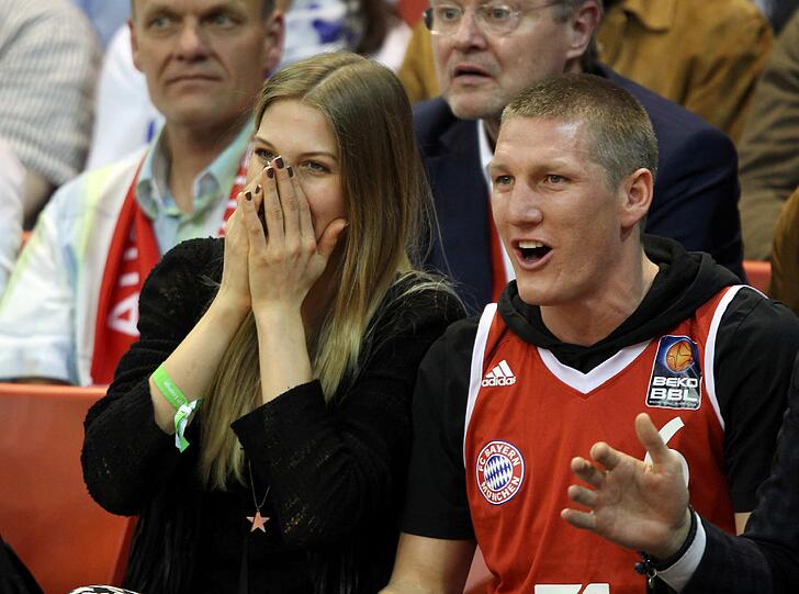 ... und Mittelfeld-Star Bastian Schweinsteiger samt Model-Freundin Sarah Brandner voll im Basketball-Fieber...