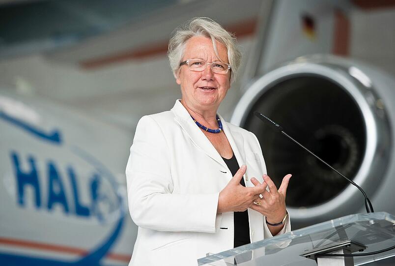 Mit dem neuen Forschungsflugzeug HALO will
Deutschland in der Energie- und Klimaforschung neue Maßstäbe setzen.
Am Montag übergab Bundesforschungsministerin Annette Schavan (CDU)
HALO im Deutschen Zentrum für Luft- und Raumfahrt (DLR) im Weßlinger
Ortsteil Oberpfaffenhofen im Landkreis Starnberg an die
Wissenschaft.