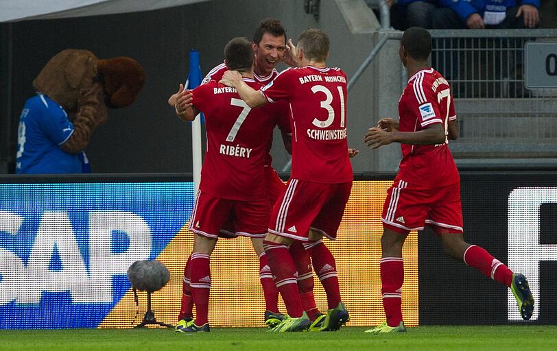 Die Bayern jubeln nach dem Ausgleich zum 1:1 durch Mario Mandzukic.