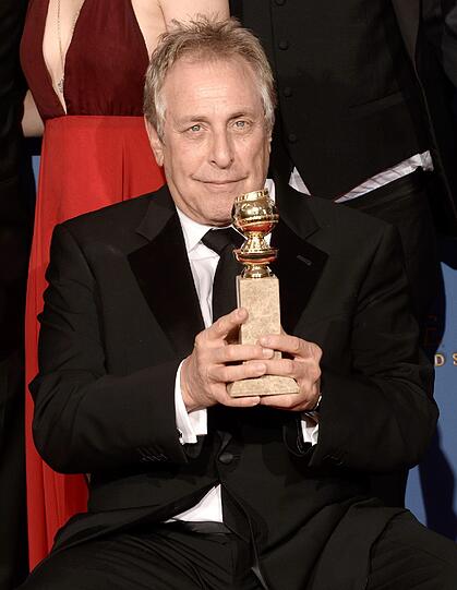 Produzent Charles Roven freut sich über die Trophäe, die sein Film "American Hustle" bei den Golden Globes abräumte.