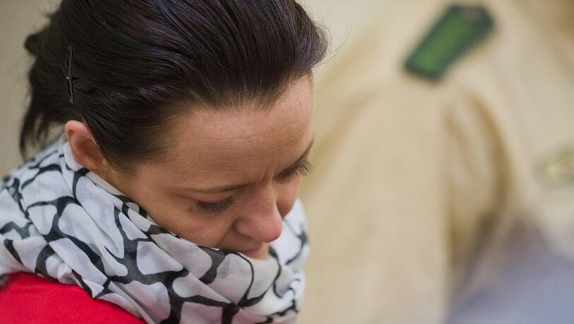 Beate Zschäpe betritt am Dienstag, 25.2.2014 den Gerichtssaal des Oberlandesgerichts München.