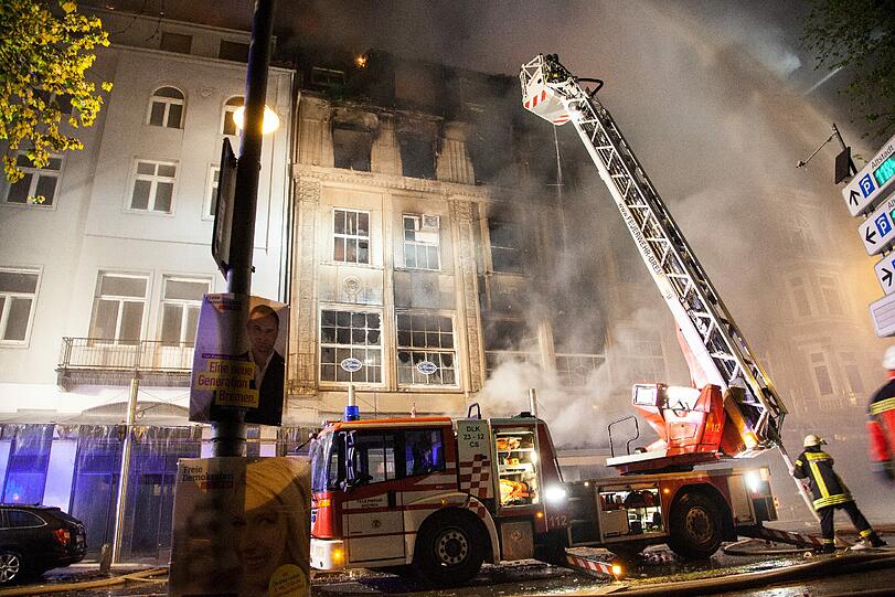 Die Feuerwehr war mit über 160 Einsatzkräften und rund 45 Fahrzeugen vor Ort.