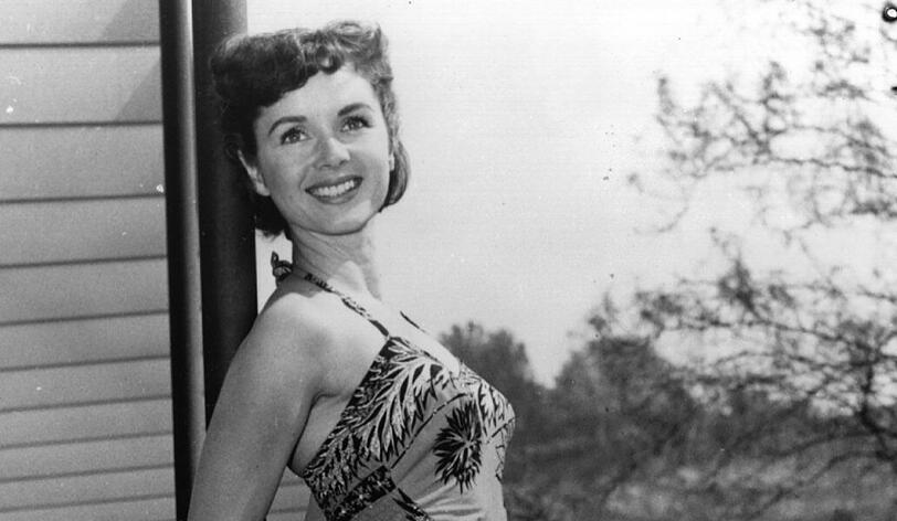Debbie Reynolds erregte die Aufmerksamkeit der Filmindustrie, als sie im Alter von 16 Jahren einen Schönheitswettbewerb gewann.