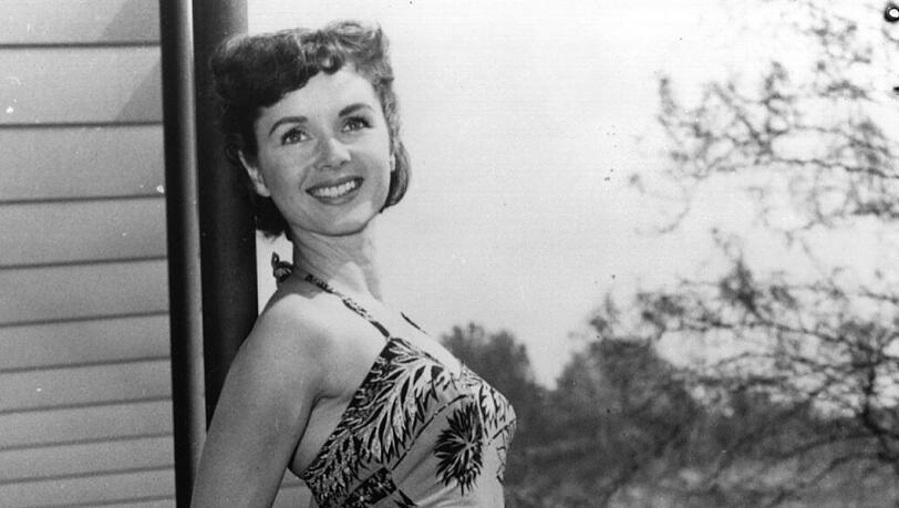 Debbie Reynolds erregte die Aufmerksamkeit der Filmindustrie, als sie im Alter von 16 Jahren einen Schönheitswettbewerb gewann.