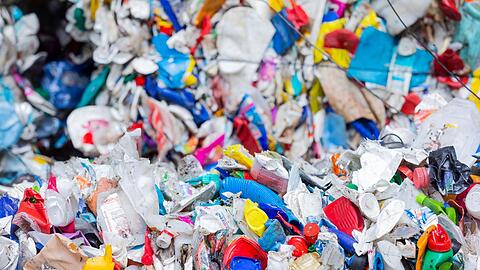 Sortierte Verpackungsabfälle: Schon jetzt stehen einer Studie zufolge alle Ressourcen bereit, um die weltweite Plastikverschmutzung bis 2040 um 80 Prozent zu verringern.