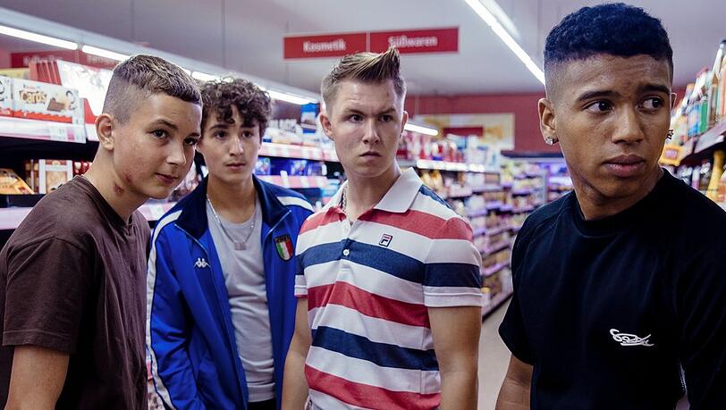 Lukas (Levy Rico Arcos. li.) streift mit seinen Kumpels Gino (Rafael Luis Klein-Heßling), Julius (Vincent Wiemer) und Sanchez (Aaron Maldonado-Morales) durch die Gropiusstadt.