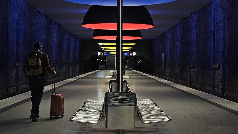 Lichtdesigner Ingo Maurer hat die U-Bahnstation, die 1998 er&ouml;ffnet wurde, gestaltet. Seitdem ist sie ein beliebtes Fotomotiv, weit &uuml;ber die Grenzen der Stadt hinaus.